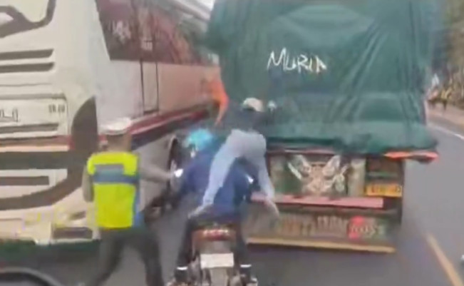 Lagi Asik Corat-coret Truk, Dua Orang di Pati Ditangkap Polisi: Kapokmu Kapan?