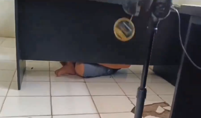 Ngumpet di Kolong Meja, Camat di Pesawaran Kepergok Bawa APK Paslon di Mobil Dinasnya