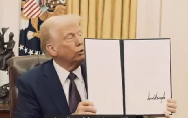 Presiden Donald Trump pamerkan tarif baru/Foto: Instagram trump