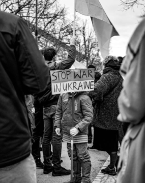 Demo stop perang Rusia-Ukraina/Foto: Matti Karstedt, pexels.com