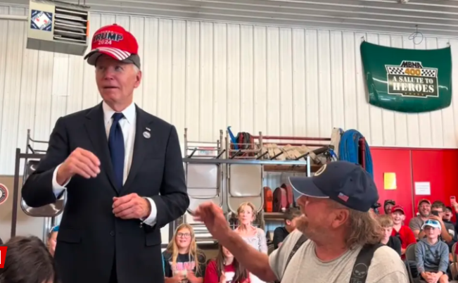 Joe Biden mengenakan topi Trump selama acara.TikTok @kelseysimmers94