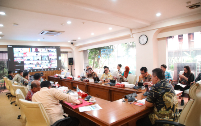 Foto: rapat Pelaksanaan Program MBG bersama seluruh sekretaris daerah (sekda) provinsi dan kabupaten/kota, yang digelar secara hybrid dari Kemendagri, Jakarta, Kamis (22/5/2025)/Foto: Puspen Kemendagri