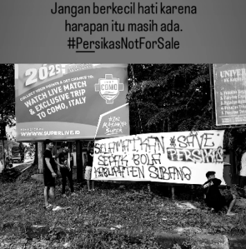 Fans Persikas membentangkan spanduk 'pertahankan Persikas' di depan KDM. (Instagram @supersubpersikas)