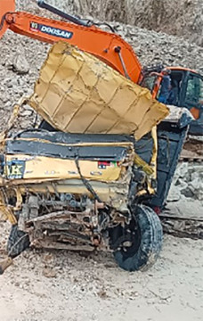 Tiga ekskavator dan 6 truk tertimbun longsor Gunung Kuda Cirebon
