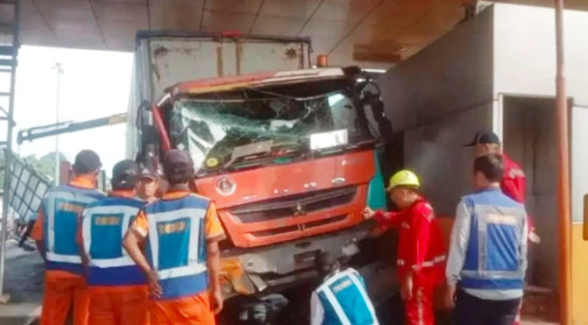 Gate Tol Ciawi Kembali Jadi Korban Truk Rem Blong tidak Ada Korban Jiwa