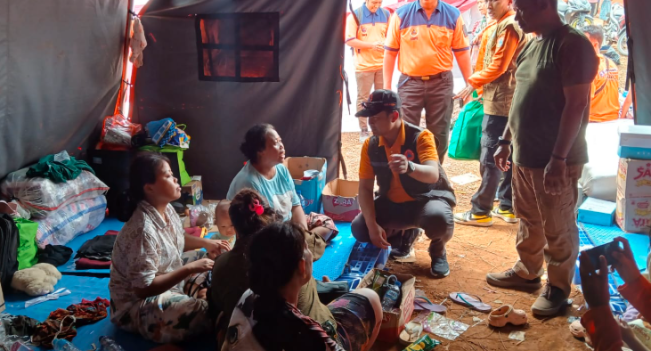 Direktur Dukungan Sumber Daya Darurat BNPB, Agus Riyanto, berbincang dengan pengungsi/Foto: BNPB