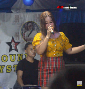 Nina Talio saat tampil di panggung. (YouTube)