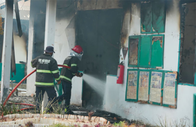 Pemadaman sejumlah rumah karyawan yang dibakar massa/Sumber Foto: Media Center Riau