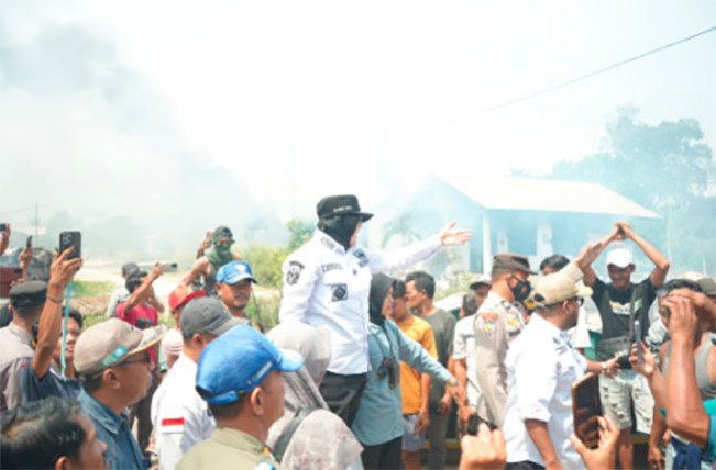 Bupati Afni berusaha meredakan ketegangan masyarakat/Sumber Foto: Media Center Riau