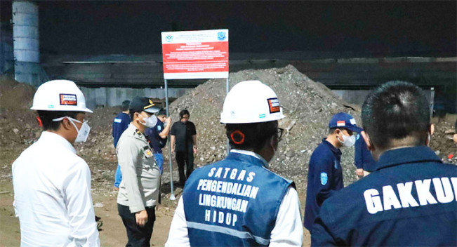 KLH segel PT Jaya Abadi Steel  dan PT Luckione Environment Science Indonesia di Kawasan Industri Modern Cikande/Foto: dok KLH