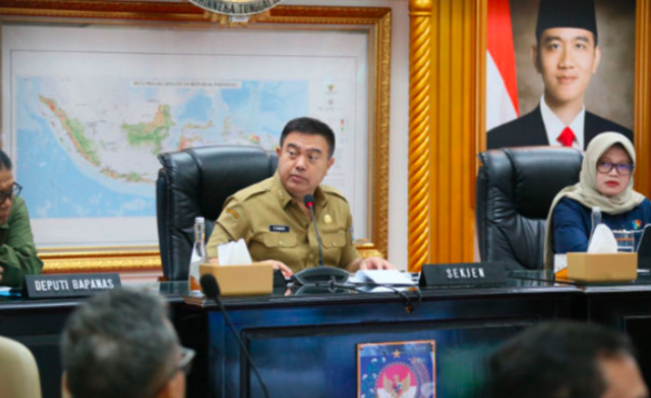 Sekjen Kemendagri Tomsi Tohir pada Rapat Koordinasi Pengendalian Inflasi Tahun 2025 yang digelar secara hybrid dari Ruang Sidang Utama (RSU), Kantor Pusat Kemendagri /Foto: Puspen Kemendagri