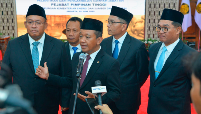 Menteri ESDM Bahlil saat melantik kedua pejabat tinggi baru Kementerian ESDM tersebut di Kantor Kementerian ESDM, Jakarta, Rabu (25/6/2025)/Foto: Humas