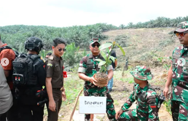 Danrem 031/Wira Bima Brigjen TNI Sugiyono dan jajarannya melakukan penanaman pohon kembali di Tsso Nilo Riau/Foto: dok Korem 031 Wira Bima