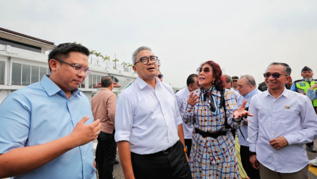 Wali Kota Bandung M Farhan dan Susi Pujiastuti, mantan Menteri Kelautan dan Perikanan, di Bandara Husein  Sastranegara, Rabu (2/7/2025)/Foto: Diskominfo Kota Bandung