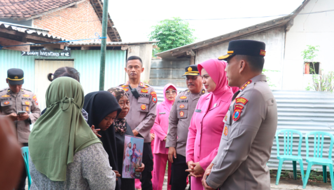 Kapolresta Banyuwangi dan istri berkunjung ke rumah keluarga alm Elok/Foto: Humas Polri