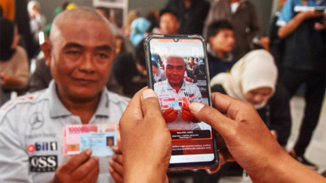 Pegawai Kantor Pos melakukan proses pencairan Bantuan Subsidi Upah (BSU) di Kantor Pos Kota Tasikmalaya, Jawa Barat, Jumat (4/7/2025)/(ANTARA FOTO/Adeng Bustomi/foc).