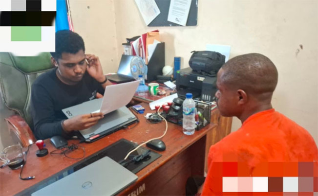 Salah satu terduga penyerangan guru dan nakes Yahukimo tengah menjalani pemeriksaan/Foto: Humas Polri