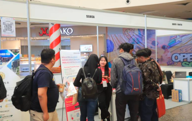 Para pencari kerja berburu di Job Fair bidang Konstruksi Kota Tangerang/Foto: Humas