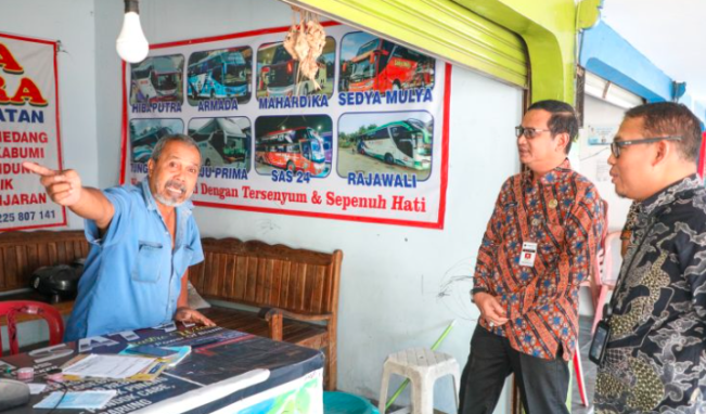 Kepala bidang TIK Diskominfo Jateng Dikki Rulli Perkasa tengah meninjau layanan internet gratis di Terminal Sukoharjo/Foto: Diskominfo Jateng