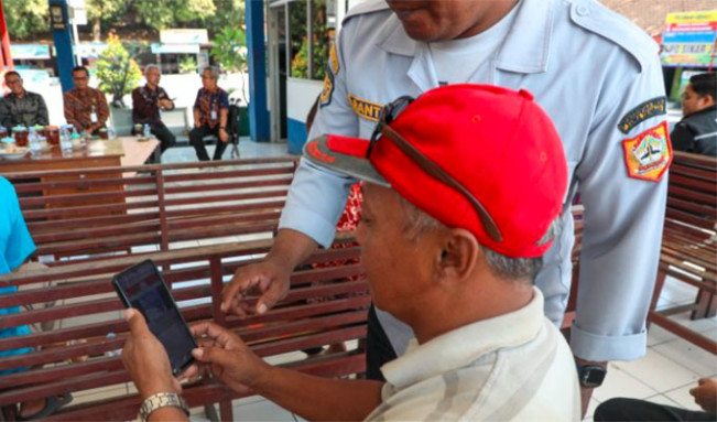 Seorang warga tengah mencoba layanan Internet di Area Publik di Terminal Sukoharjo/Foto: Diskominfo Jateng