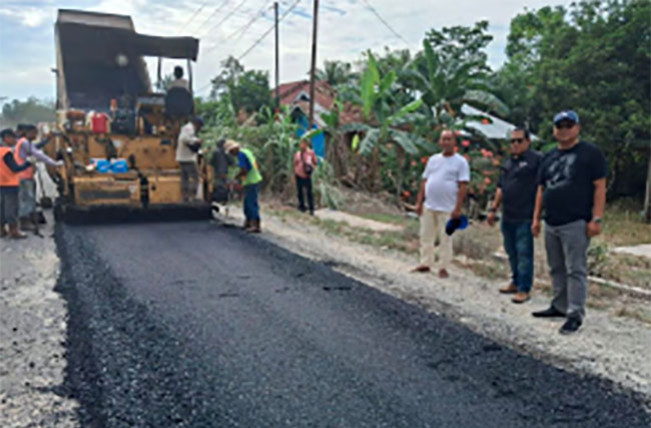 Ruas Jalan Taluk Kuantan–Cerenti, tepatnya Jalan Sentajo, Desa Cerenti dan Pangean, akses menuju Festival Pacu Jalur tengah diperbaiki/Foto: mediacenter.riau