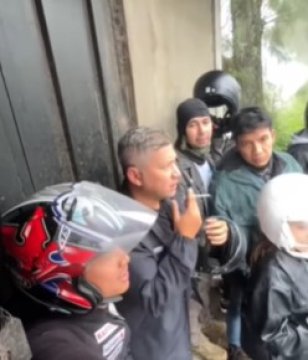 Rombongan artis lagi neduh. (Instagram)