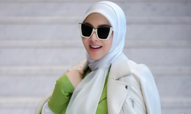 Tingkah Lebay Syahrini Saat Berikan Peringatan ke Deddy Corbuzier : Jangan Julid!