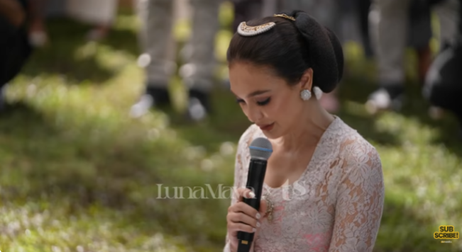 Prosesi Siraman Digelar Secara Adat Jawa, Luna Maya Tak Kuasa Menahan Airmata Ketika Basuh Kaki Sang Ibunda