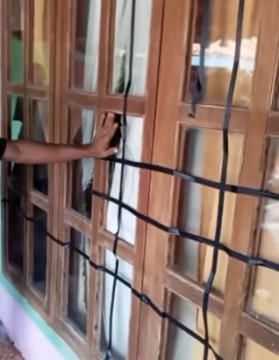 Pertunjukan soun horeg pecahkan kaca rumah warga. (Instagram) 
