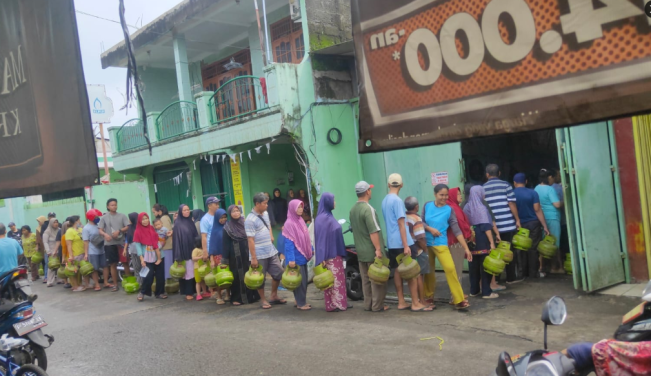 Ampun! Harus Datang ke Agen Gas, Inilah Potret Antrian Warga demi Gas 3 kg