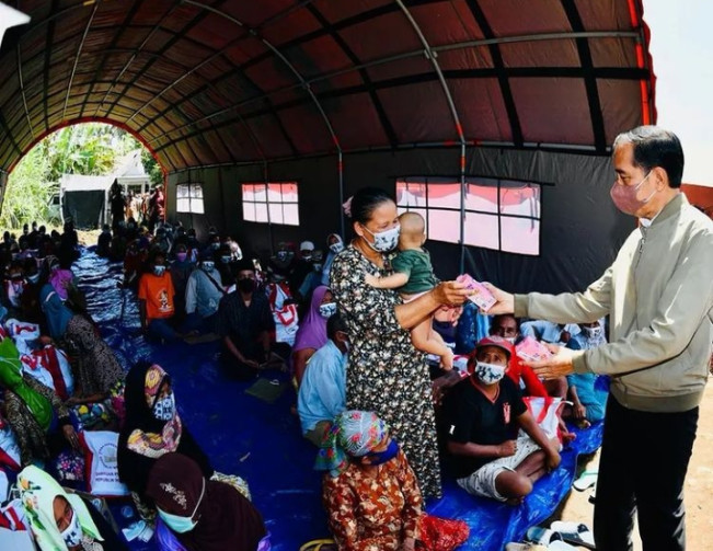 Kunjungi Penyintas Erupsi Semeru, Jokowi Bagikan Santunan