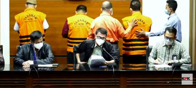 Dibawa ke Depan Awak Media, Hakim PN Surabaya Teriak 'Ini Omong Kosong'