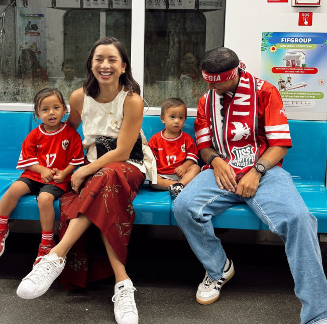 Potret Keluarga Irfan Bachdim Naik MRT demi Nonton Timnas Indonesia vs Australia di GBK
