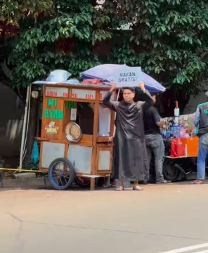 Thariq Halilintar Bagi-bagi Mie Ayam Gratis, Netizen Malah Salfok ke Sendal