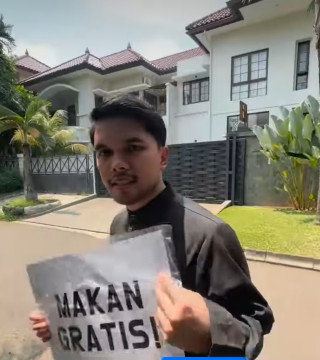Thariq Halilintar Bagi-bagi Mie Ayam Gratis, Netizen Malah Salfok ke Sendal