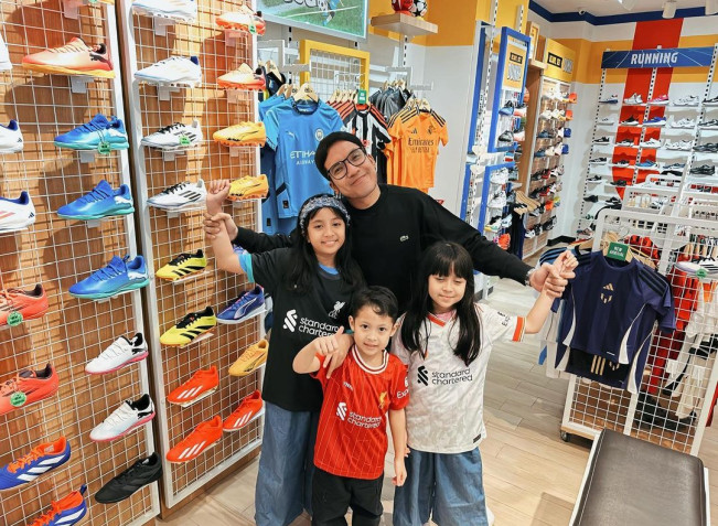 Desta Disemprot Anaknya Gegara Nempel Foto Bareng Cewek: Ngapain Pegang-pegang, Bukan Muhrim!