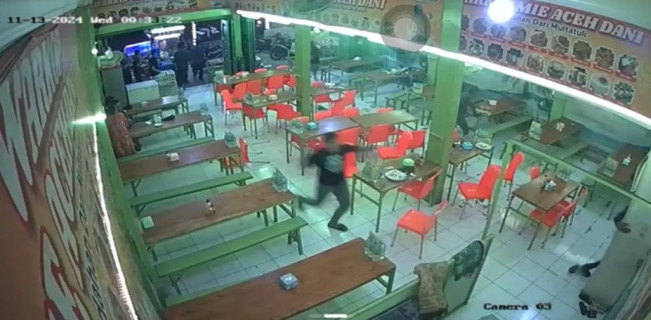 Horor Geng Motor di Deli Serdang Serang Warkop Mi Aceh, Pengunjung Panik Selamatkan Diri