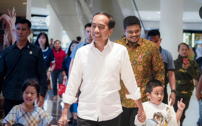 Momen Jokowi Ajak Cucu Keliling Mal di Medan, Usai Bobby Nasution Menang Quick Count Pilkada