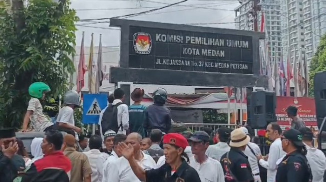 Ratusan Warga di Medan Geruduk KPU, Tuntut Pemilu Ulang Karena Banjir Bikin Partisipasi Rendah