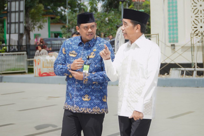 Salat Jumat Bareng Bobby Nasution di Masjid Raya Medan, Jokowi: Yang Menang Tetap Rendah Hati