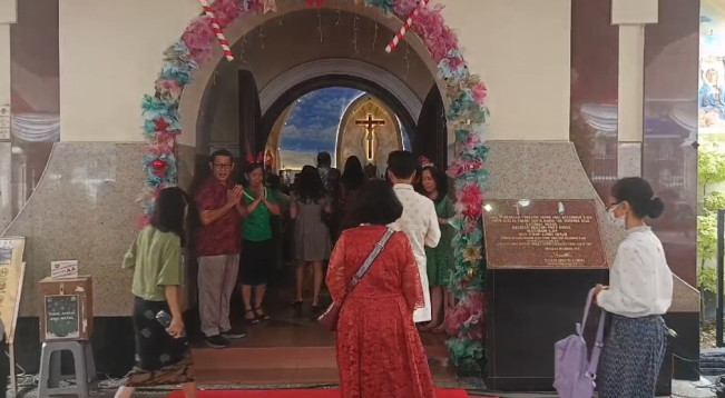 Suasana Sukacita Ribuan Jemaat Hadiri Misa Natal di Gereja Katedral Medan