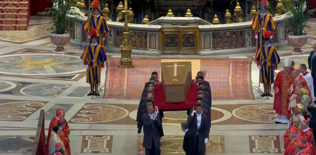 Suasana Prosesi Pemakaman Paus Fransiskus, Ratusan Ribu Pelayat Memadati Basilika Santo Petrus di Vatikan