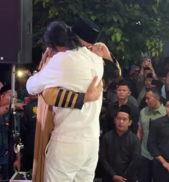 Usai Viral Hina Penjual Teh, Gus Miftah Muncul Lagi Sambil Menangis Peluk Penyanyi Charly