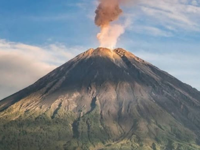 6 Kali Erupsi, Gunung Semeru Keluarkan Letusan Setinggi 900 meter