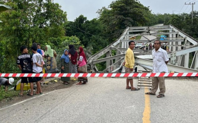 Kronologi Jembatan Busui Roboh Ditabrak Truk, Jalan Lintas Kaltim-Kalsel Lumpuh Total