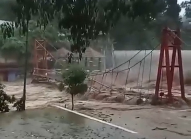 Penampakan Banjir Bandang Terjang Lampung: Jalinsum Lumpuh, 2 Warga Dilaporkan Hilang