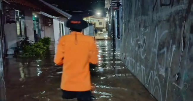 Detik-detik Banjir Terjang Cirebon, Warga Teriak Histeris: Ayah Awas....