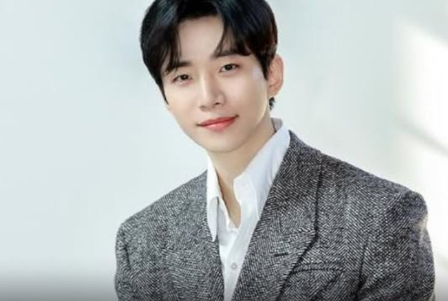Lee Junho Tetap Hadiri Fan Meeting di Jepang Meski Cedera dan Pakai Tongkat untuk Berjalan