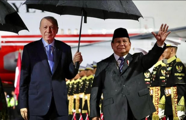 Di Tengah Guyuran Hujan, Kedatangan Erdogan Dapat Sambutan Hangat dari Prabowo