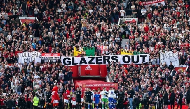 Fans MU Ajak Kenakan Baju Hitam Saat Laga Kontra Arsenal : Simbol Kekecewaan